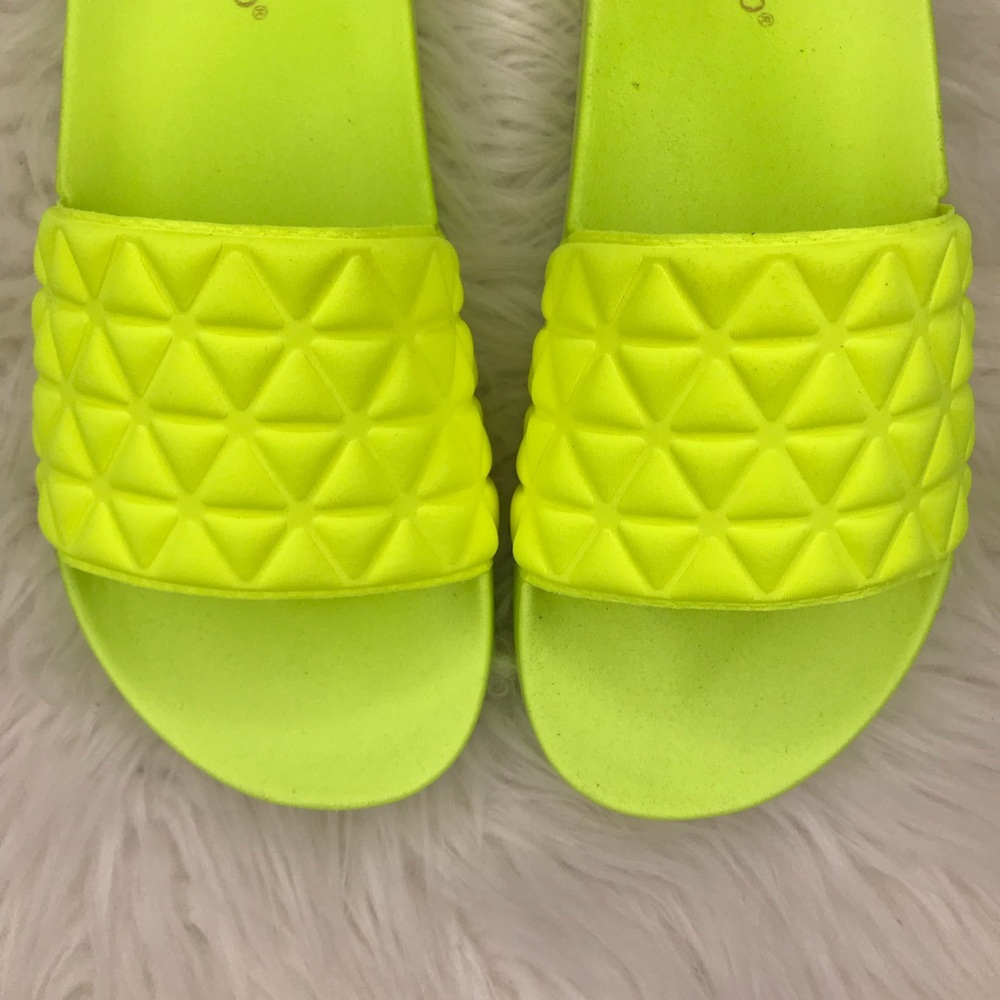 🆕 Rylie Neon Yellow Quilted Slide